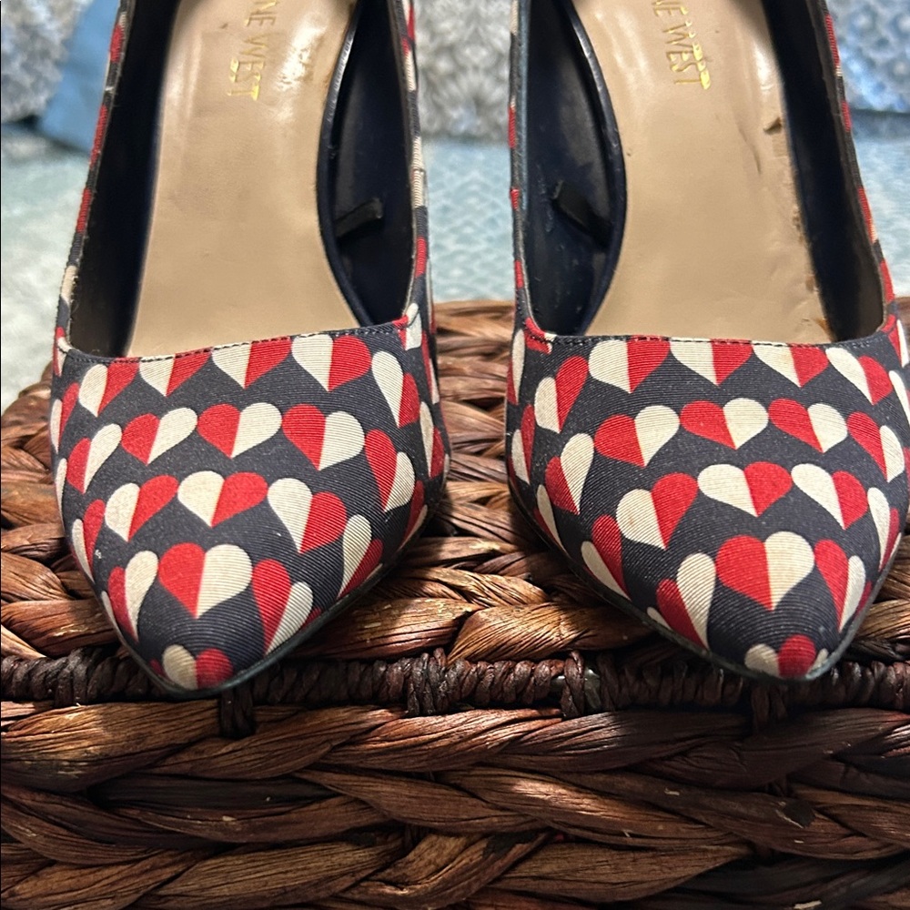 Nine West Red, White & Blue Heart Pattern Heels Size 7.5 - Picture 2 of 6